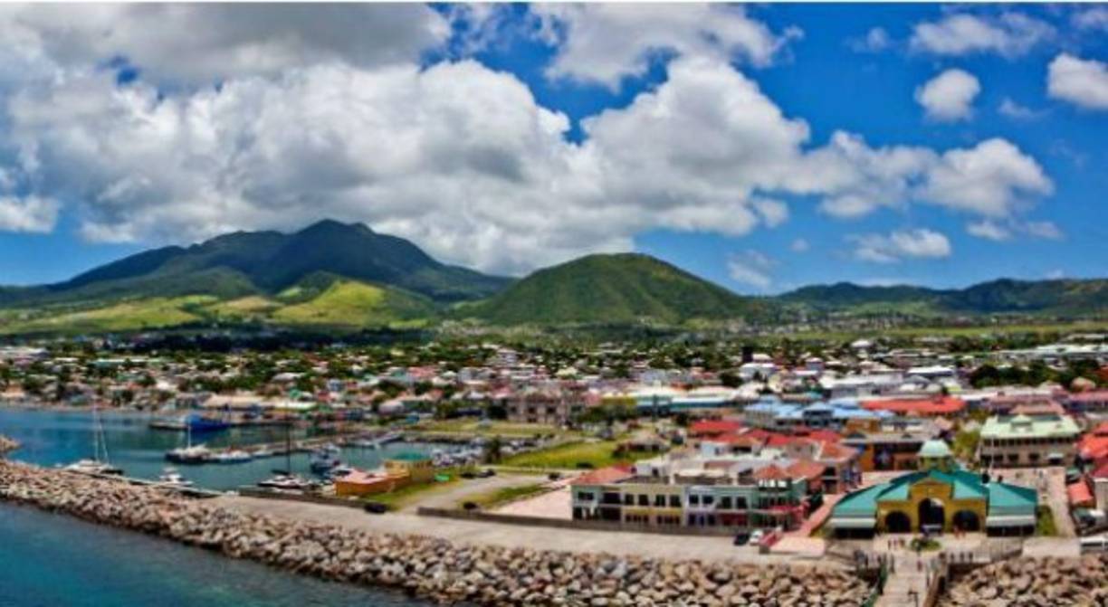 SAN CRISTÓBAL Y NIEVES. Es el país más pequeño de América con 261 kilómetros cuadrados. Está formado por dos islas unidas por un puente de tres kilómetros. Su principal atractivos es el volcán Pico Nieves.