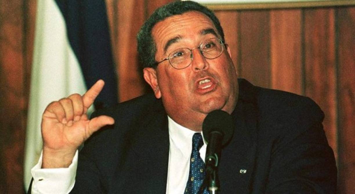 José Arnoldo Alemán Lacayo es un político y empresario nicaragüense, Presidente de Nicaragua entre el 10 de enero de 1997 y el 10 de enero de 2002.<br/><br/>Alemán fue enjuiciado en Nicaragua por los cargos de lavado de dinero. Fue encontrado culpable, y fue sentenciado a 20 años de cárcel. Guardó prisión con un polémico permiso de convivencia familiar, otorgado por una jueza que le permite el libre circulamiento por la ciudad de Managua, algo así como 'ciudad por cárcel'.<br/><br/>El 15 de enero de 2009, Arnoldo Alemán fue sobreseído de los cargos de corrupción por la Corte Suprema de Nicaragua, que en ese entonces era presidida por Manuel Martínez Sevilla un cercano allegado de Alemán.<br/>