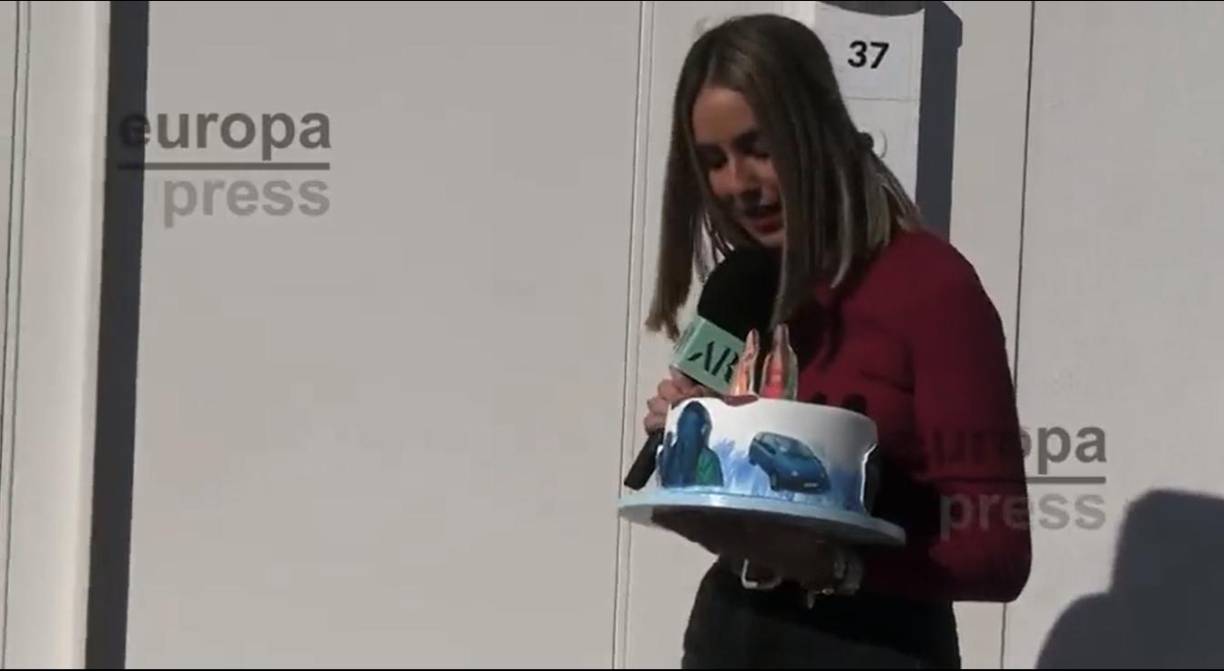 Momento en el que la reportera Nuria Chavero deja el pastel, con una imagen de Shakira y otra de Piqué, en la casa de la artista.