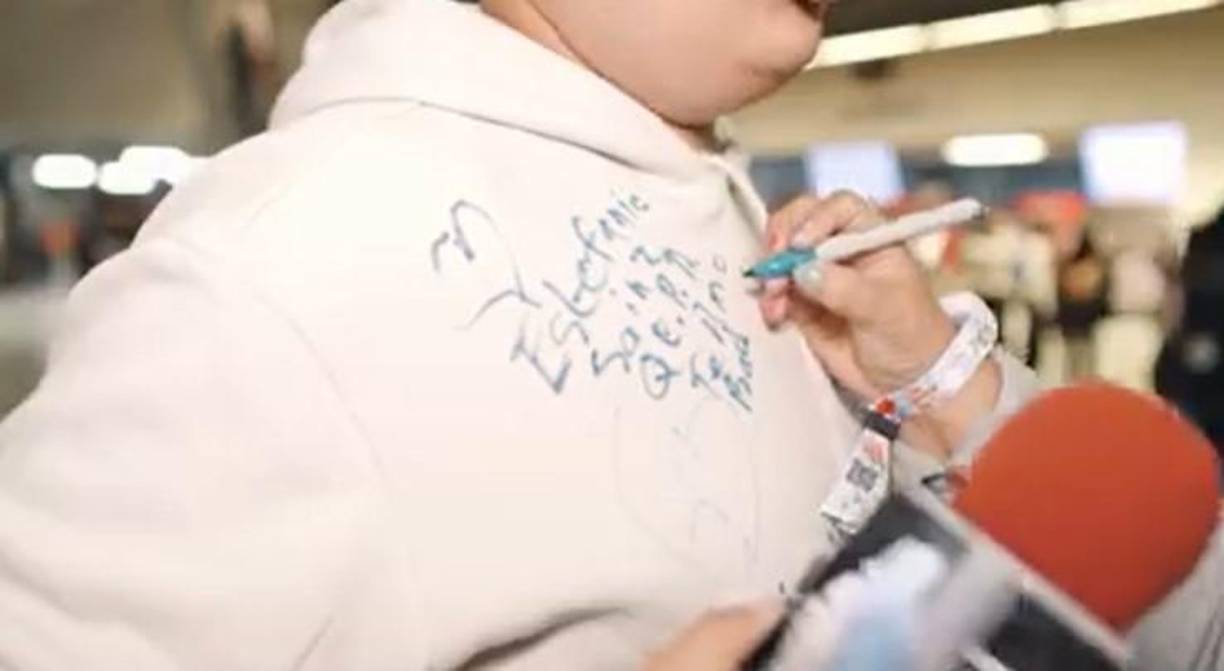 Al final el entrevistador le pidió un autógrafo, enamorado por la historia.