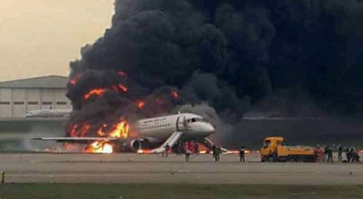 'Según los últimos datos que maneja la investigación, han sobrevivido 37 personas', dijo la portavoz del ente, Svetlana Petrenko, citada por la agencia Interfax.