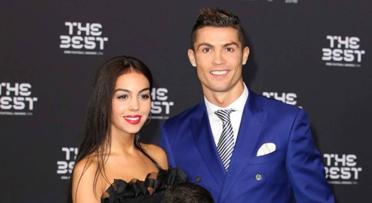 Desde que naciera la primera hija en común de Cristiano Ronaldo y Georgina Rodríguez, la adorable Alana Martina, la guapa modelo mallorquina parece haber roto finalmente ese halo de discreción y misterio que solía caracterizar a su perfil de Instagram, en el que hasta el momento dominaban las fotografías de estudio y de corte promocional.
