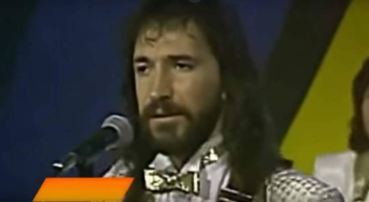 Dejó la idea de servir a Dios, cuando se dio cuenta que su verdadera pasión era la música.