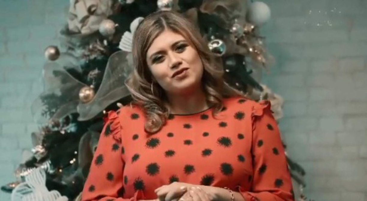 'Amigos, quiero desearles una Feliz Navidad!! Que Dios sea el centro de todo lo que hagamos...llegó la hora de comer rico y compartir con la mejor compañía', siguió compartiendo la cantante de música cristiana en su red social.