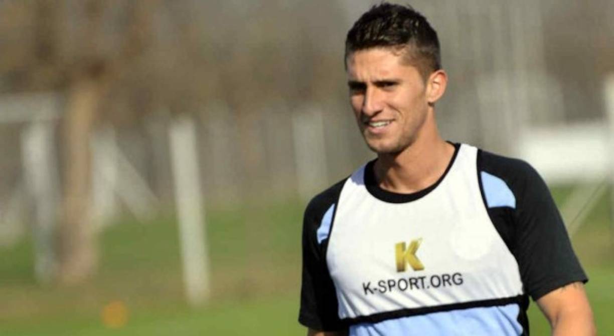 Esteban Espíndola: El defensor argentino es el nuevo fichaje del Olimpia. El zaguero estará arribando a Honduras este martes. Ha pasado por clubes como River Plate, Atlético de Rafaela, Nueva Chicago, Belgrano y San Martín (Tucumán) .