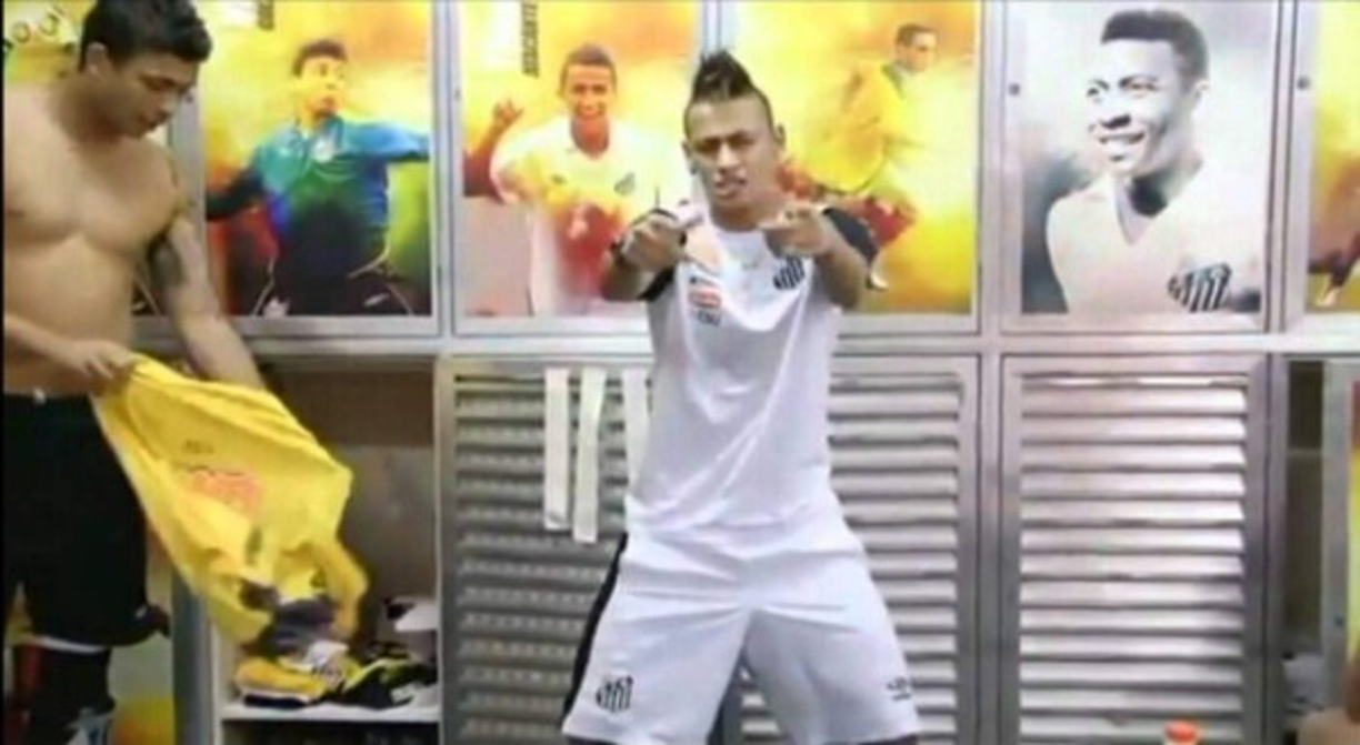 El éxito del tema para el mercado latino también fue impulsado por Neymar, ya que este celebró una de sus hazañas futbolísticas con la coreografía de la pegadiza canción.