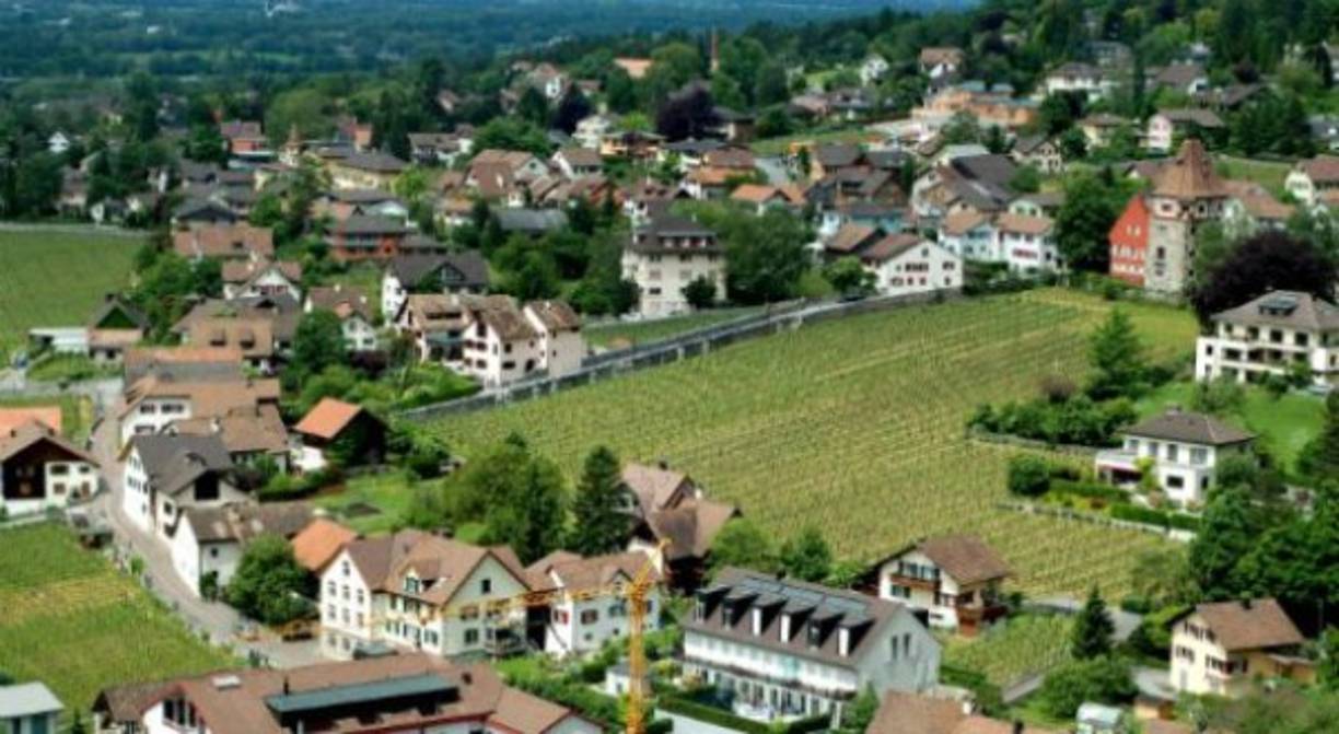 LIECHTENSTEIN. Es un país montañosos entre Austria y Suiza, con 160 kilómetros cuadrados.