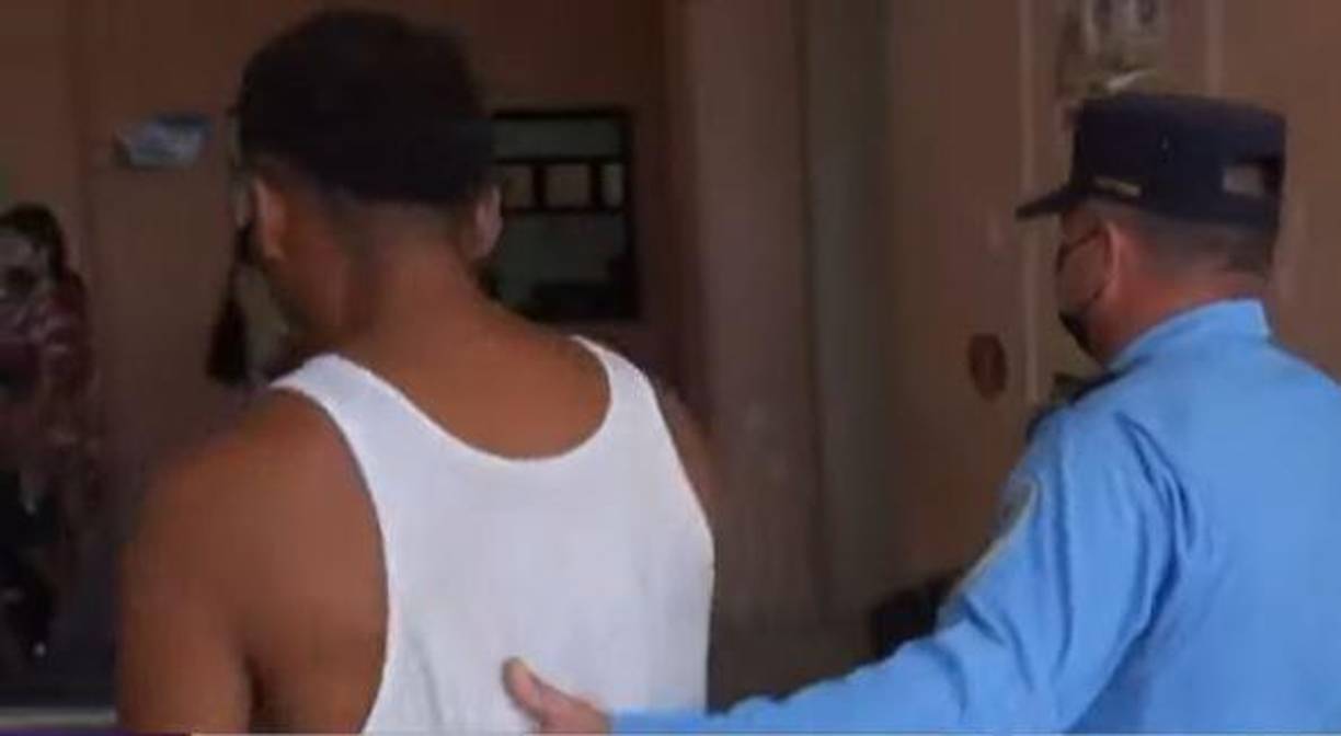 Cuando los agentes llegaron, vieron al animal despellejado sobre una mesa y con sus patas delanteras mutiladas, listo para cocinar.