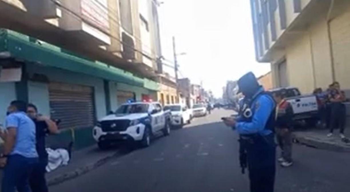 Un escalofriante video de la escena del crimen que este medio no comparte por respeto a las víctimas, mostró el momento en que Kelvin Godoy era atendido por un paramédico de la Cruz Roja, a quien le imploraba por agua.