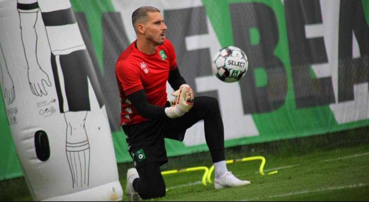 A pesar de su baja médica, en 2020 renovó su contrato con el club en el que ha jugado desde 2013, que ya había prolongado su contrato en 2017, en mitad de la enfermedad.