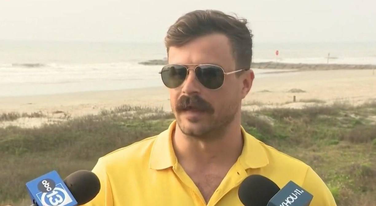 Las playas de Galveston se mantienen bajo alerta debido a las fuertes corrientes de resaca que representan un peligro para los bañistas. Peter Davis (foto), jefe de la Patrulla de Playa de la Isla de Galveston, recomienda no nadar en contra de la corriente sino hacerlo paralelo a la playa.
