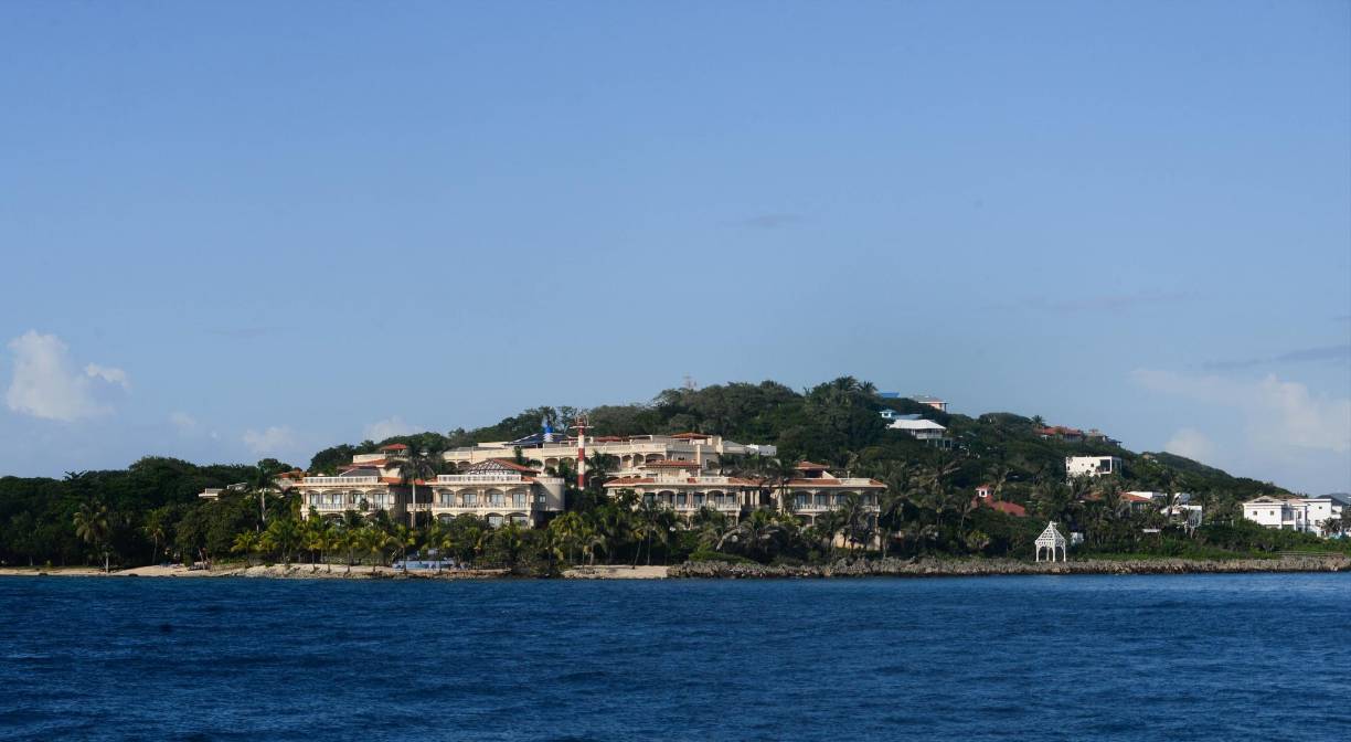 La fiesta se desarrolló en un recorrido desde West Bay hasta West End y viceversa, pudiéndose apreciar diferentes paisajes de la isla.