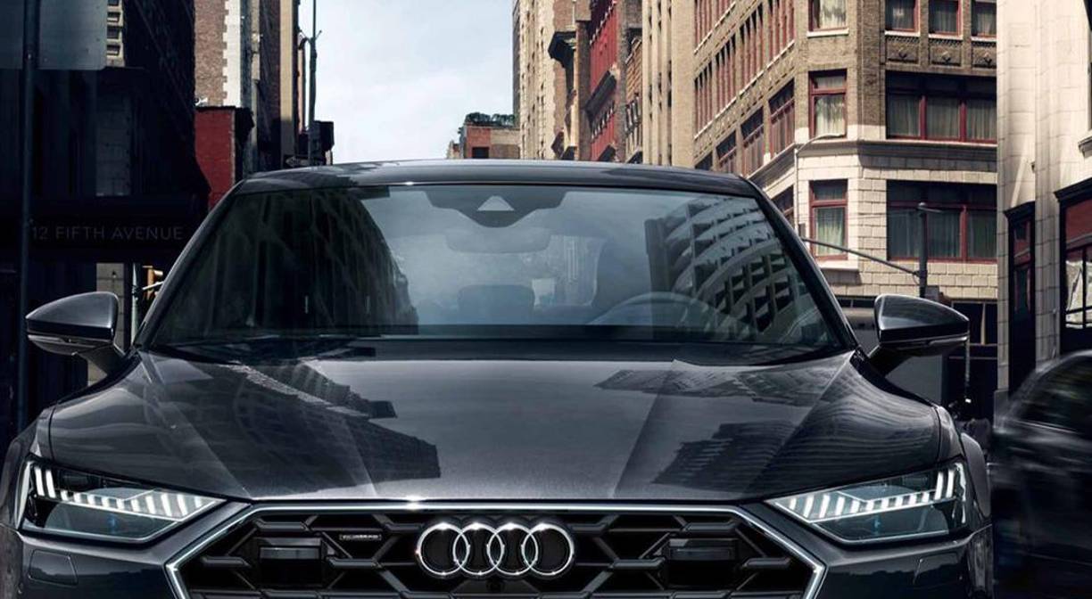 El Audi A7 s un vehículo de grandes dimensiones, con una carrocería que roza los cinco metros de largo (4,97) y una batalla de 2,91 metros. Su línea aparentemente cupé esconde cuatro puertas y un buen espacio para pasajeros.