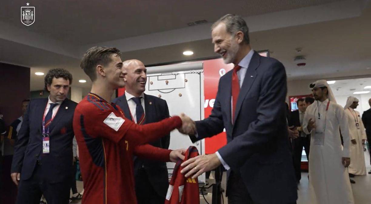 El domingo tras el partido que La Roja empató 1-1 con Alemania, el Rey Felipe VI visitó el camerino y Gavi le regaló la camiseta con el dorsal 9 que usa él.
