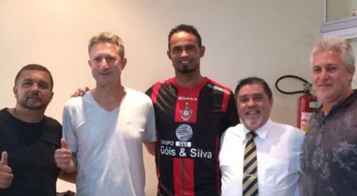 El pequeño fue encontrado con vida, pero la mujer no corrió con la misma suerte. Luego las autoridades consiguieron un permiso para entrar a la finca del guardameta brasileño.