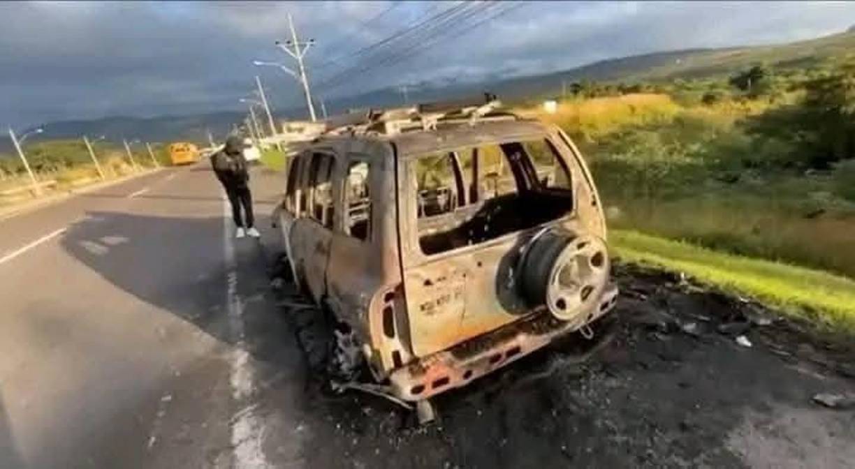 Así quedó el carro en que se conducía la joven agente policial.