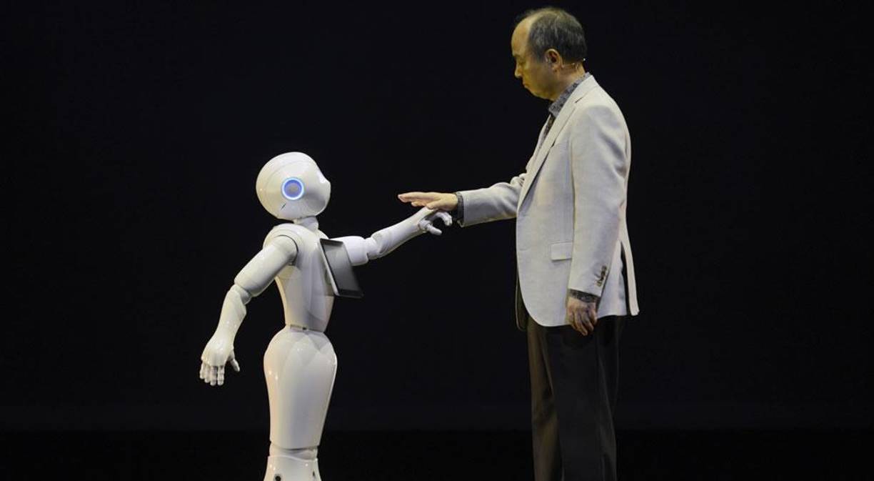 Masayoshi Son nació en Tosu, Japón, en 1957, en una familia de inmigrantes coreanos que adoptó el apellido Yasumoto para evitar discriminación. Inspirado por un artículo sobre microchips, estudió informática y economía en la Universidad de California, Berkeley, donde inventó un traductor multilingüe que vendió por $1 millón. También importó máquinas de Space Invaders, que alquiló en el campus. Tras graduarse, fundó SoftBank como distribuidor de software.