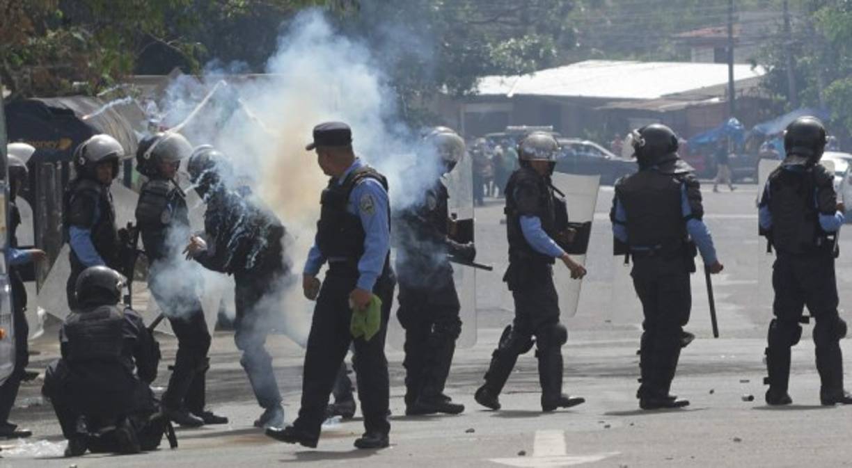 Varios conductores de mototaxi se apostaron en la salida al sur de Tegucigalpa y bloquearon la vía por lo que la Policía les lanzó gases lacrimógenos.