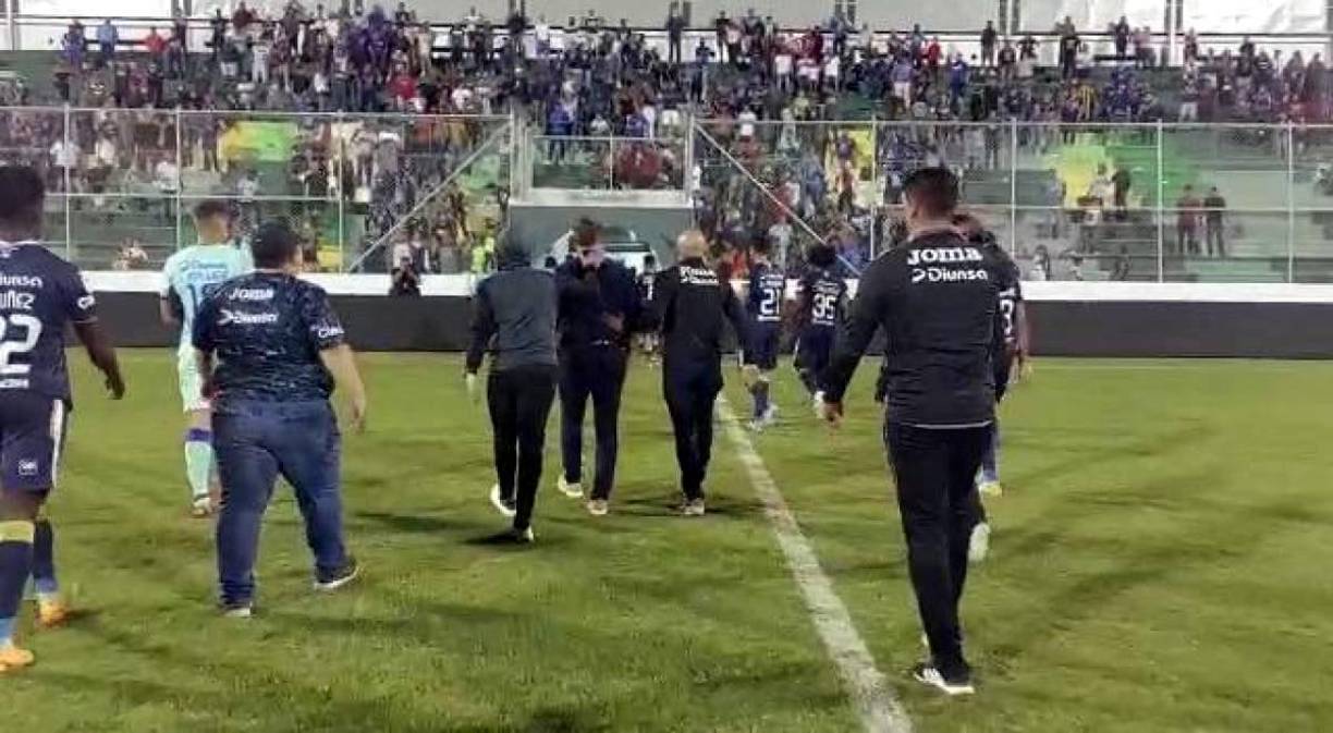 Al salir de la cancha, aficionados motagüenses mostraron su enfado contra el entrenador ‘La Tota‘ Medina, le gritaron de todo y le lanzaron objetos. “Renuncia, fuera Tota, fuera”, le gritaban al técnico argentino..