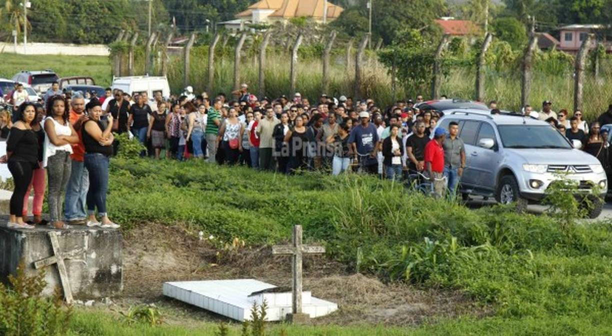 El féretro recorrió una avenida del barrio donde vio hacerse deportista.