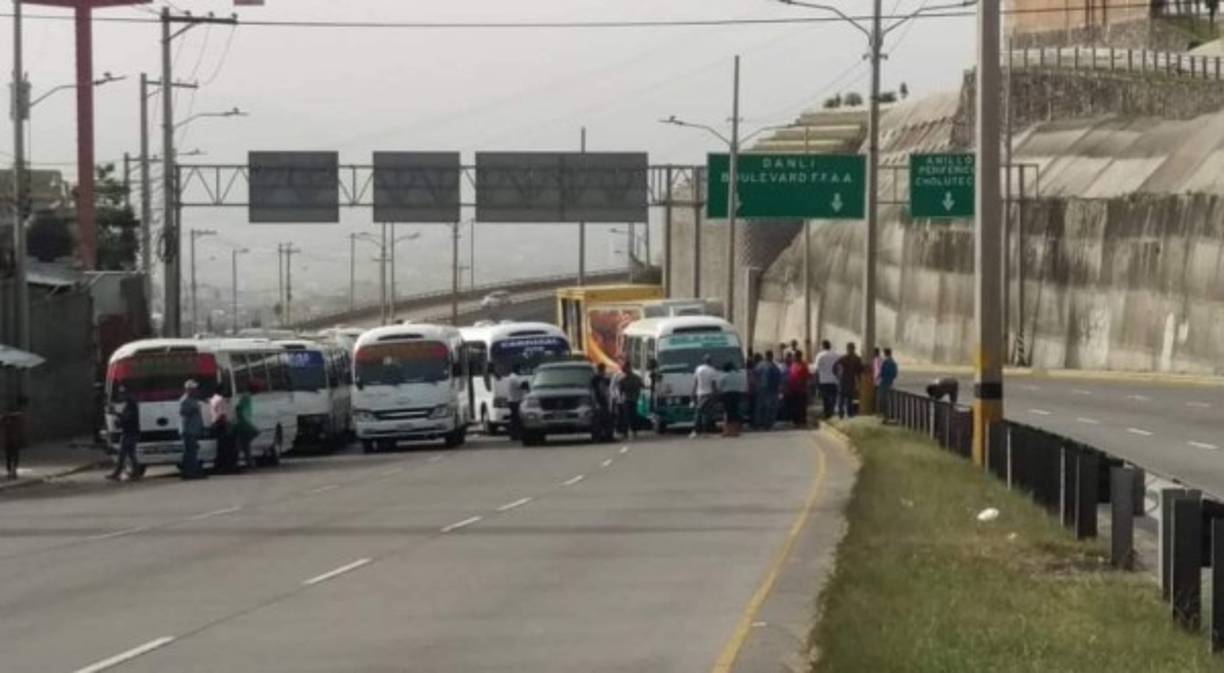 Toma de carretera a la altura de El Carrizal en Tegucigalpa.