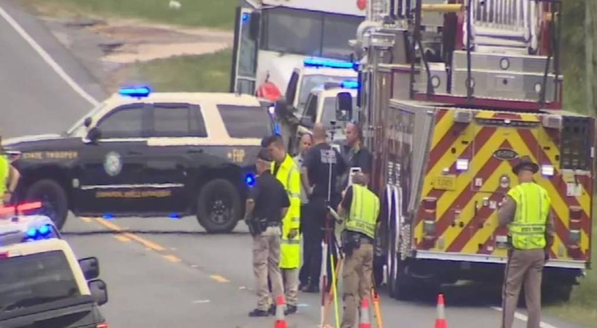 La camioneta se detuvo al costado de la carretera, con las bolsas de aire activadas y daños en el lado del conductor.