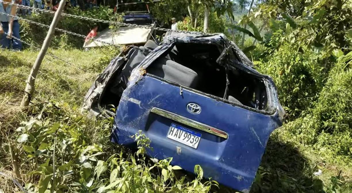 El microbús en el que viajaban las cuatro víctimas se precipitó en una hondonada en Atima, Santa Bárbara. Otras nueve personas resultaron heridas y fueron trasladadas a centros asistenciales en Santa Bárbara, Copán y San Pedro Sula.