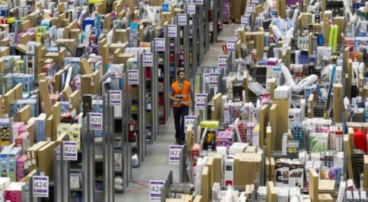 La pregunta ahora es si el enorme grupo continuará en su curso actual o cambiará hacia nuevas direcciones. Es demasiado pronto para saberlo, pero en el podcast Disruptive Voice, Jassy rindió homenaje a su mentor Bezos como un pensador profundo con una rara combinación de habilidades técnicas y empatía por los consumidores.<br/><br/>Al igual que Bezos, enfrentará desafíos abrumadores en medio de crecientes cuestionamientos a Amazon sobre el dominio y la distorsión del mercado, ya que el grupo no solo vende sus propios productos, sino que establece las reglas sobre cómo otras empresas venden los suyos en su plataforma.