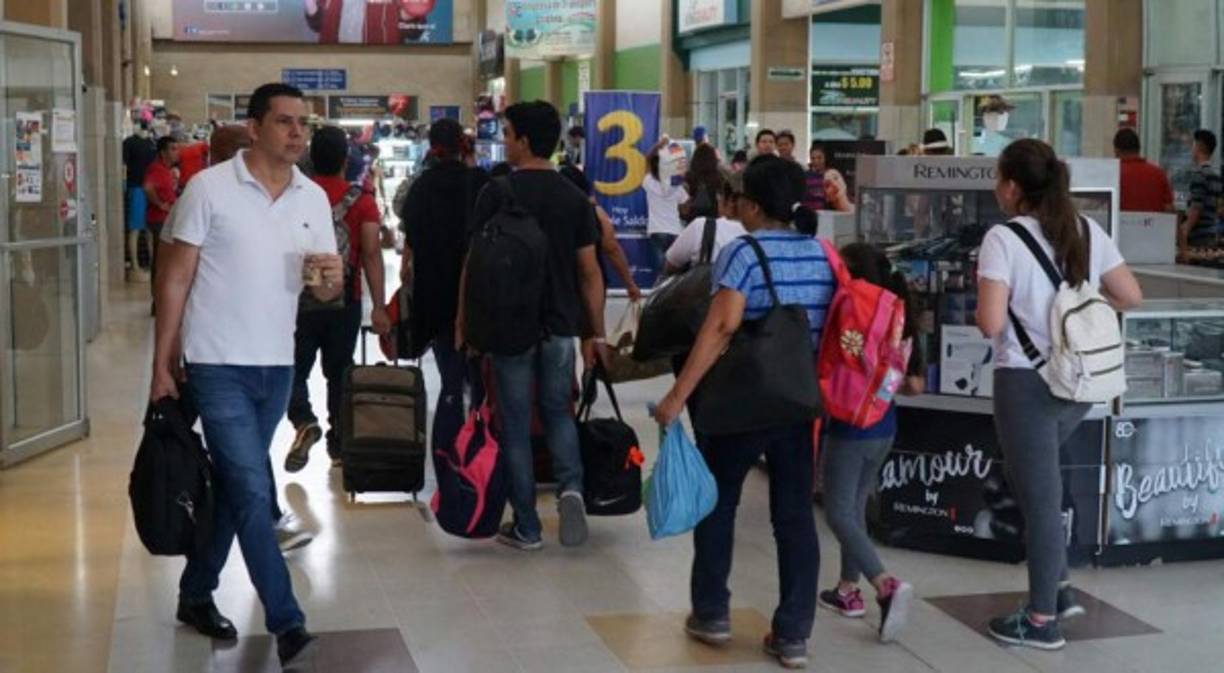 El flujo de viajeros también anima la actividad comercial de la terminal.