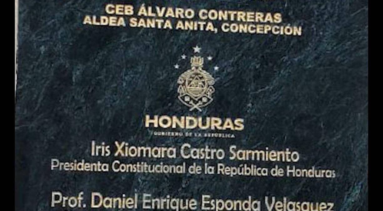 Vista de la placa colocada en el centro educativo Álvaro Contreras en Ocotepeque.