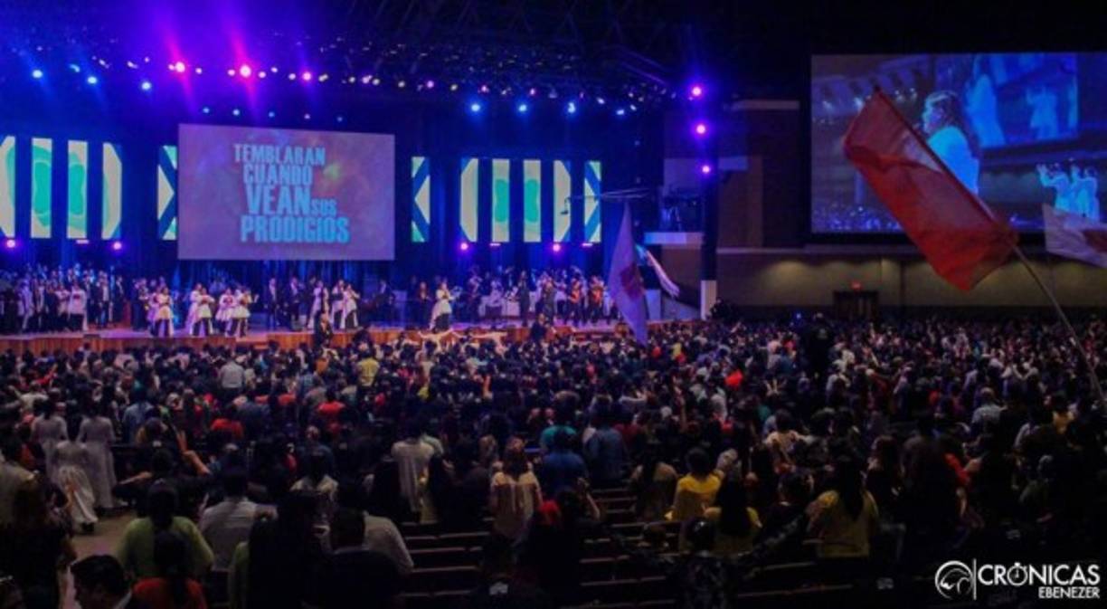 Desde las 7:00 de la noche los portones de la Iglesia se abrieron para que la multitud pudiera entrar y ser parte del evento de alabanza y adoración.