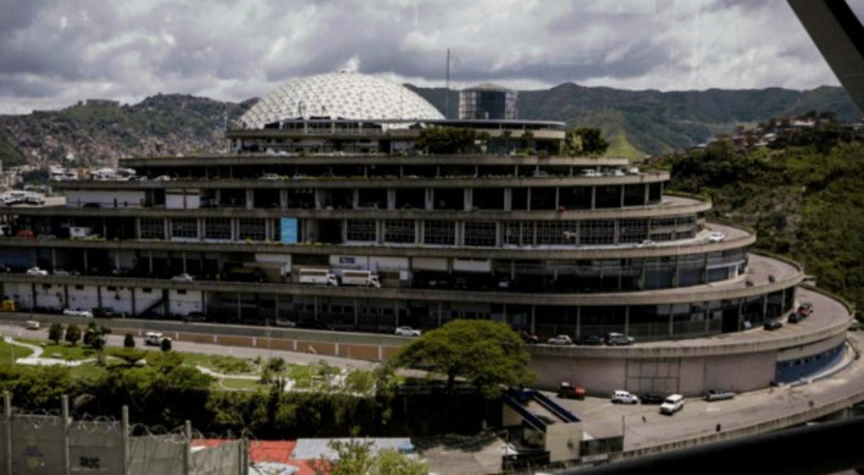 El Helicoide, la sede en Caracas del Servicio Bolivariano de Inteligencia Nacional (Sebin), se ha convertido en el centro de 'torturas' del régimen de Nicolás Maduro adonde son enviados los presos políticos opositores al Gobierno chavista, según han denunciado ex presos y ONGs locales.
