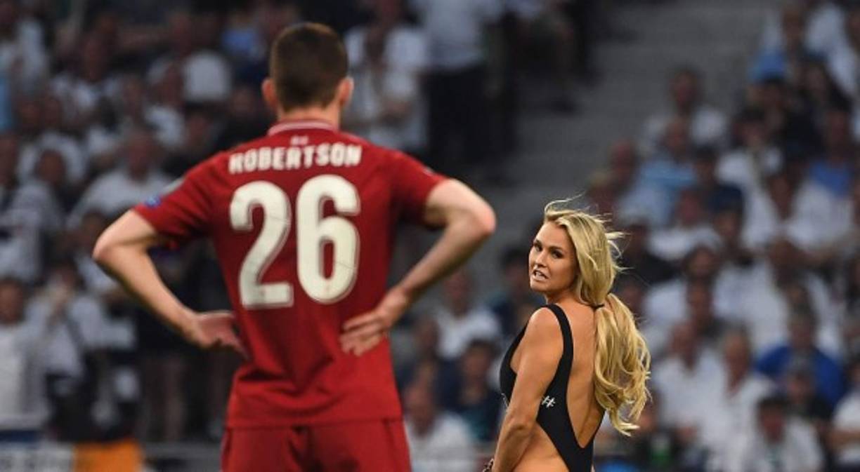 La modelo interrumpió el partido en el minuto 20 del partido del Tottenham vs Liverpool.