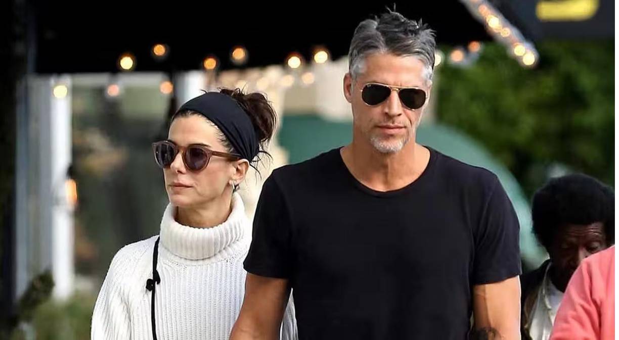 “Estamos inmensamente agradecidos con los médicos incansables que navegaron el paisaje de esta enfermedad con nosotros y con las asombrosas enfermeras que se convirtieron en nuestras compañeras de cuarto, a menudo sacrificando a sus propias familias para estar con la nuestra”, continuó la familia, pidiendo “privacidad para llorar y llorar”. aceptar la imposibilidad de despedirme de Bryan”.