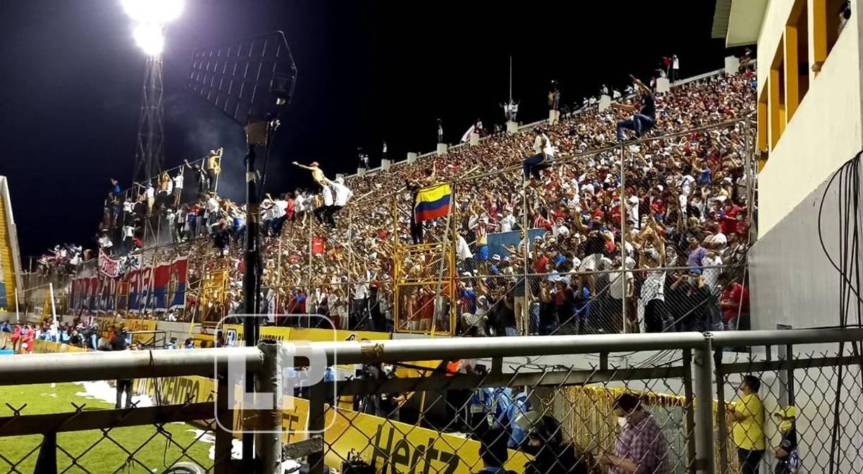 La afición del Olimpia llenó esta parte del estadio Morazán y celebraron como nunca.