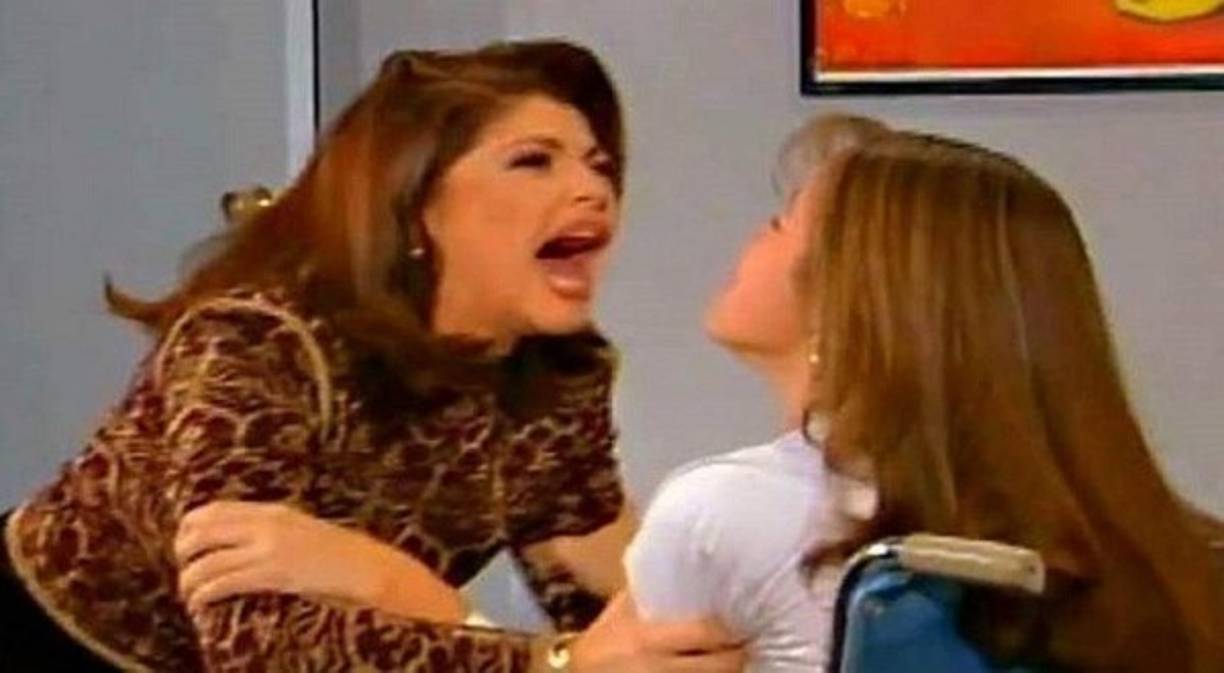 'María la del Barrio' fue una de las telenovelas que provocó sensación entre los hondureños en los años 90-2000. Y es que es difícil olvidar personajes como Soraya Montenegro interpretado por Itatí Cantoral, quien le hacía la vida difícil a la pobre lisiada, 'la maldita lisiada' como ella la llamaba.