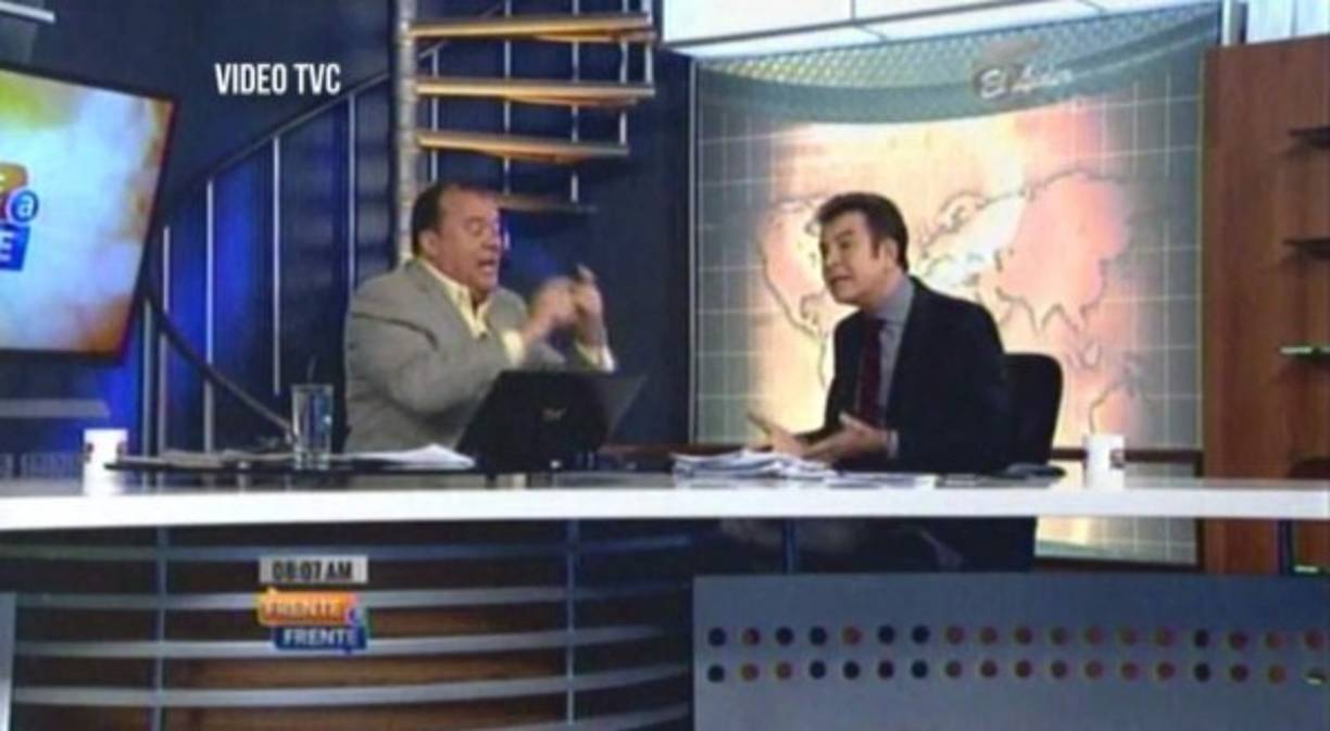El periodista Renato Álvarez y el candidato de la Alianza, Salvador Nasralla. Tegucigalpa, Honduras. El candidato de la Alianza, Salvador Nasralla, sacó de los estribos al periodista Renato Álvarez, quien lo invitó a su programa para hablar de las declaraciones que él hizo en contra de la OEA, a quien acusa de avalar las elecciones para instalar una dictadura. Por momentos durante el debate en el programa Frente a Frente se caldearon los ánimos, Renato le dijo a Nasralla que sus declaraciones son fuera de contexto, sin sustentabilidad porque en ningún momento ha presentado pruebas. 'Yo no quiero que por un lenguetazo de un gobernante, Honduras se enemiste con todo el continente. lo mínimo que yo espero que es que cada palabra que emita, por las repercusiones que diga a nombre de Honduras, me las sustente', dijo Renato.