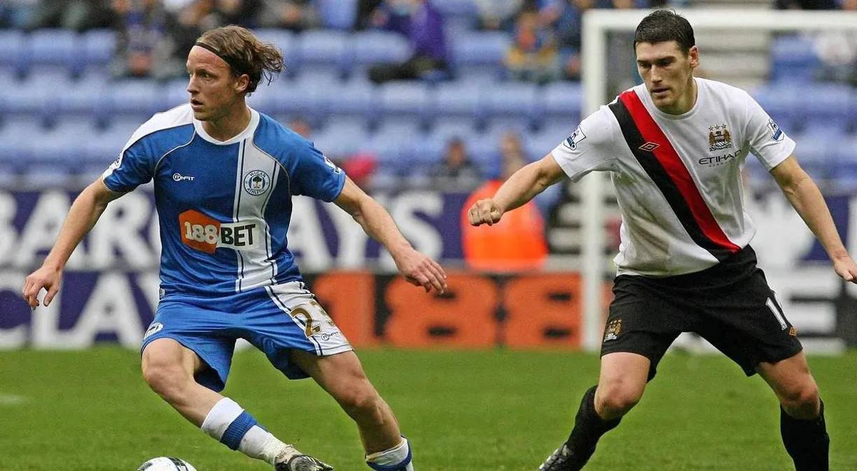 A los 40 años, Stam disfrutó de una carrera destacada que alcanzó su punto culminante con su participación en la inolvidable victoria del Wigan en la FA Cup en 2013, aunque no pudo jugar en la decisiva victoria por 1-0 contra el Manchester City por una lesión.
