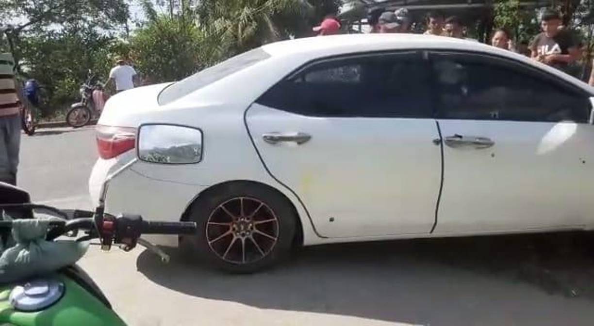 El vehículo con vidrios oscuros tiene más de diez impactos de bala.