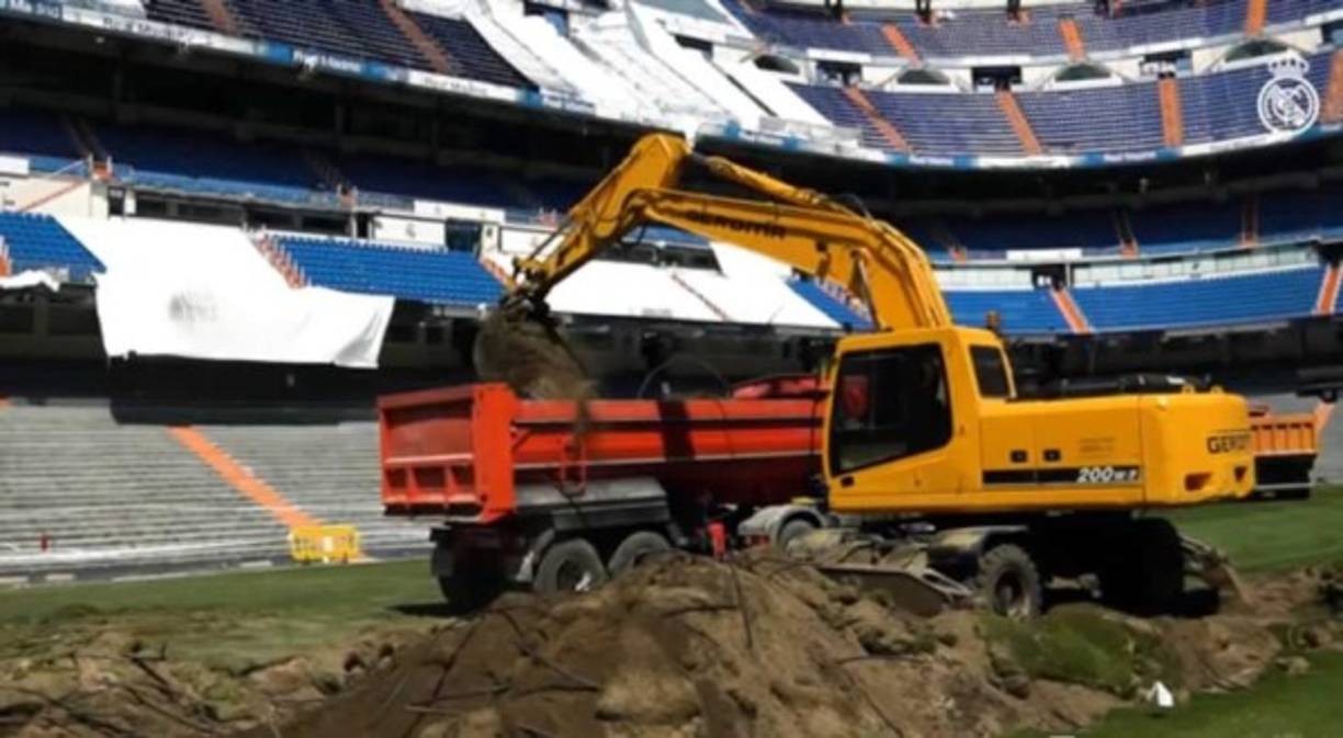 Con todo el césped levantado, la cubierta prácticamente ya retirada, las gradas ocupadas... casi cuesta reconocer de qué estadio se tratan.