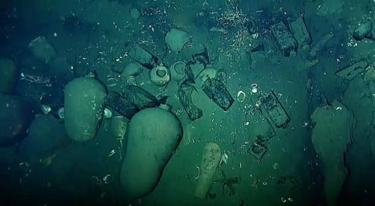 Las labores costarán más de 4,5 millones de dólares y se harán con un robot que desciende hasta los 600 metros de profundidad, donde está la nave. Así “se extraen sin modificar y sin agredir el pecio, algunas cosas que están allí”, como cerámicas, conchas y trozos de madera, agregó el ministro.