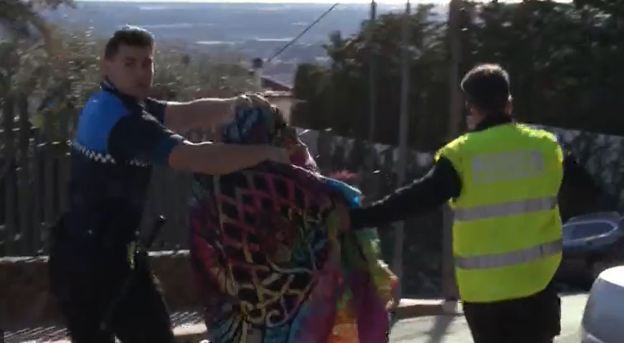 Muchos usuarios en redes sociales bromearon con que la persona que iba cubierta sería Clara Chía, actual pareja de Piqué. 