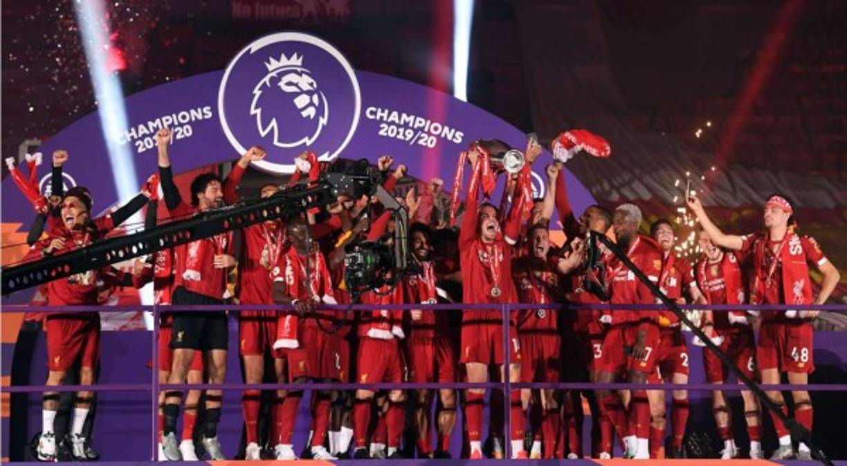 La Premier League instaló un podio en la grada de The Kop, la más emblemática del estadio Anfield, donde se realizó la ceremonia de entrega del trofeo al campeón.