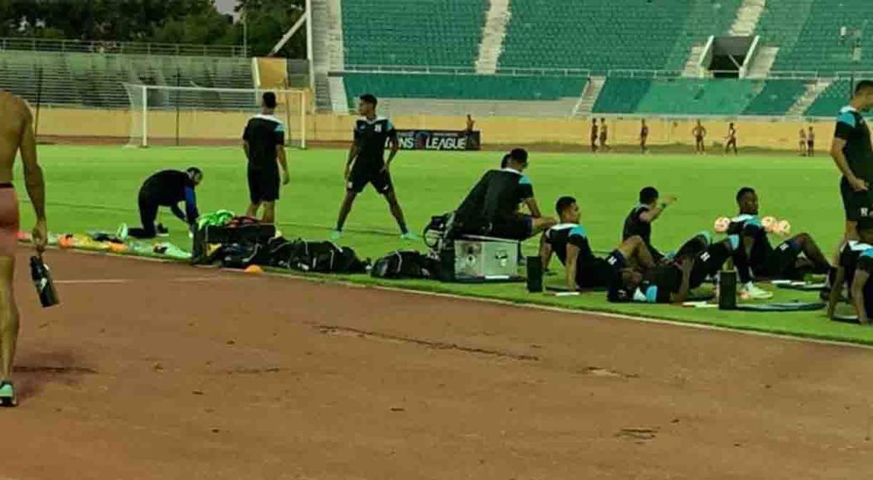 Los seleccionados debieron esperar en el césped durante una media hora porque habían varios atletas entrenando en la pista de tartán del escenario y el profesor quería exclusividad para la Bicolor.