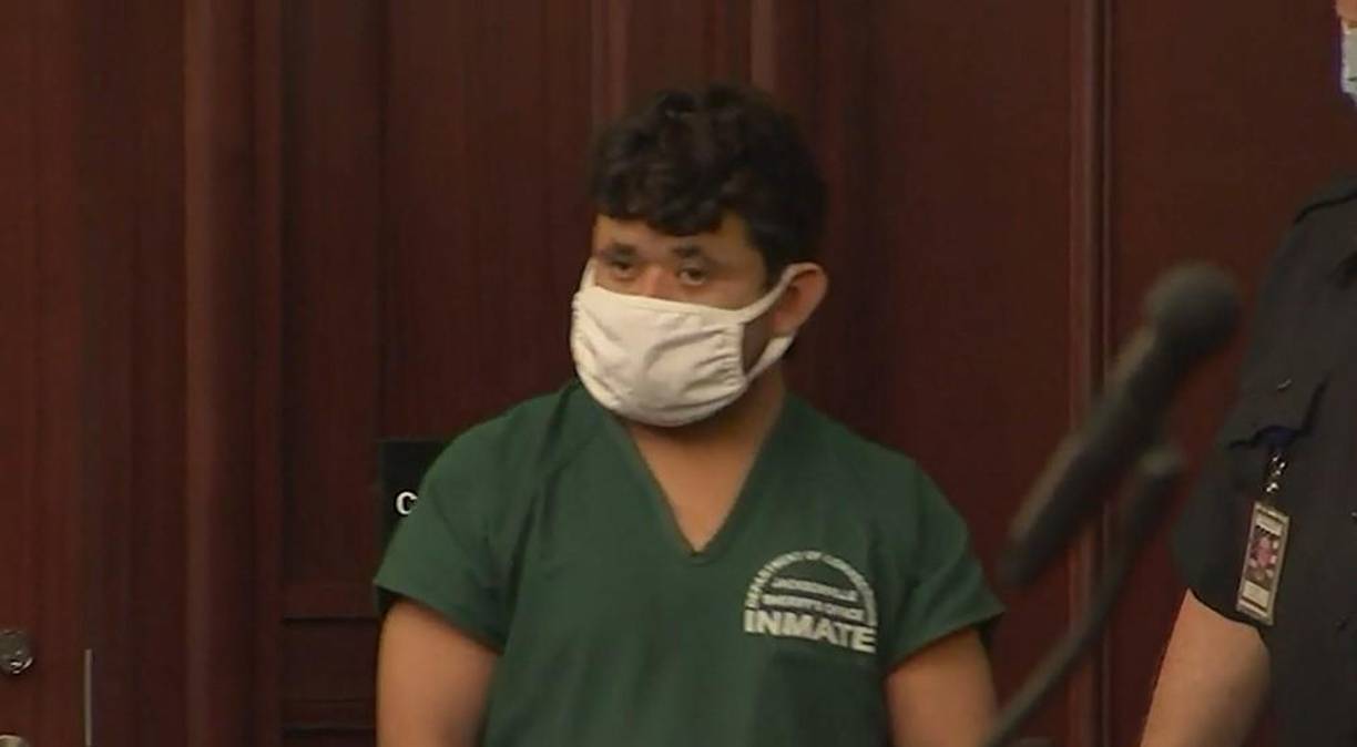 Tras el fraude, su tío acogió a Medina Ulloa en su hogar en el que vivía con sus cuatro hijos. Además le facilitó empleo en una tienda familiar. 