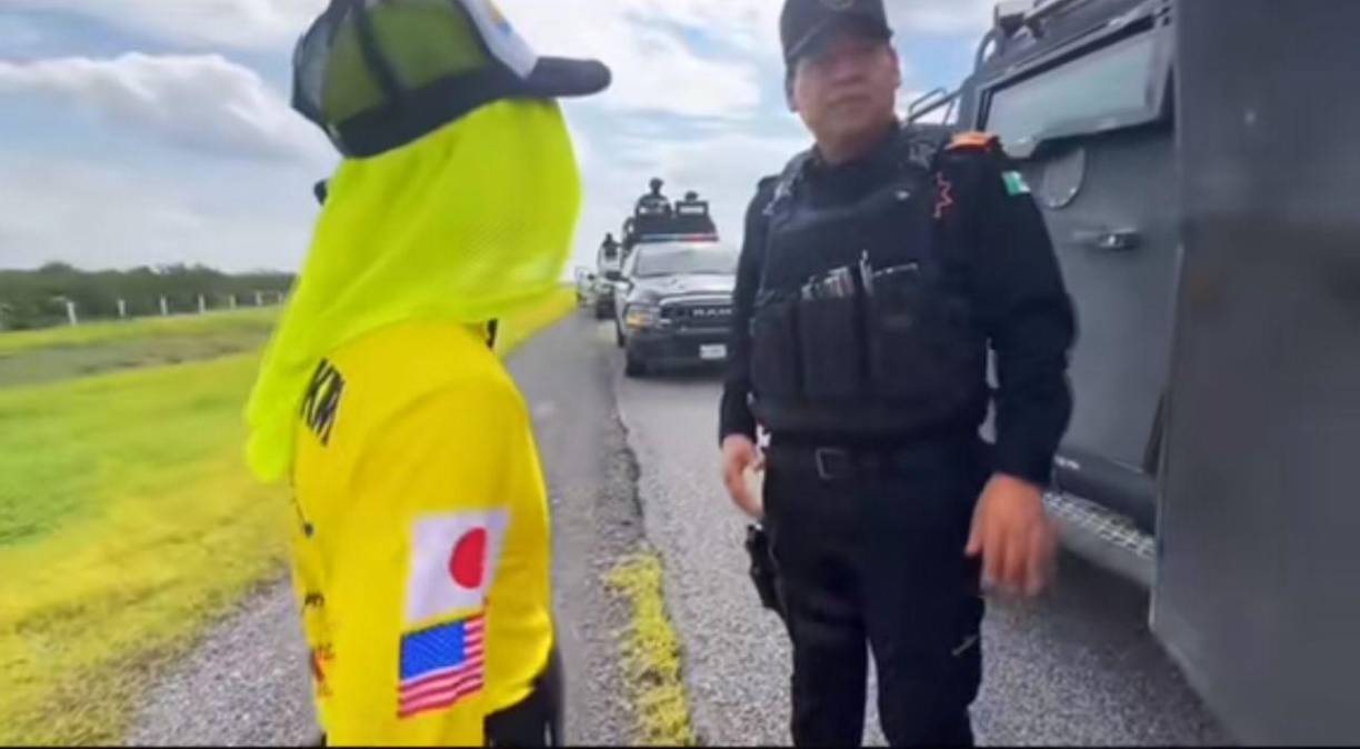 ”Bueno cualquier cosa o algo que llegase a ocupar, puedes marcar al 911 y ya las unidades más cercanas pueden aproximarse a ustedes para brindarles un apoyo”, dijo el Policía a Shin.