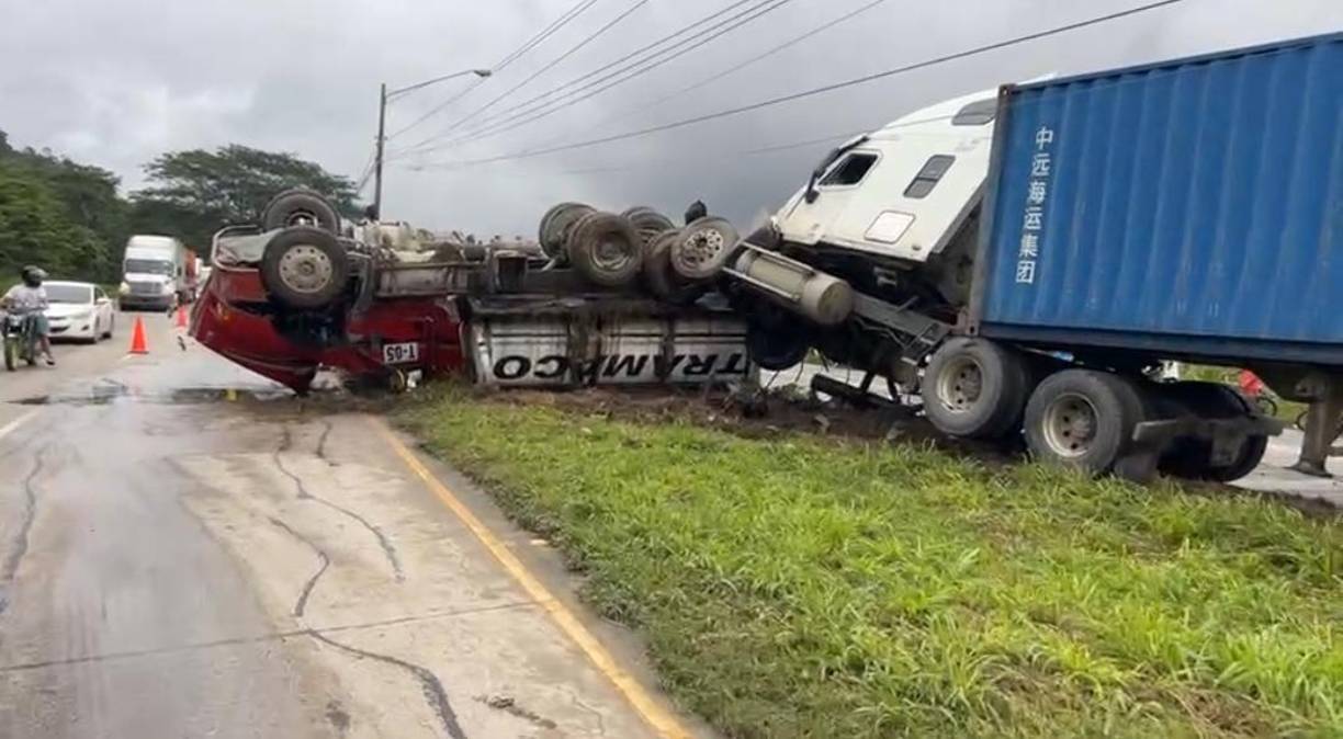 Hasta el momento autoridades no han logrado quitar los vehículos pesados de la mediana de la carretera.