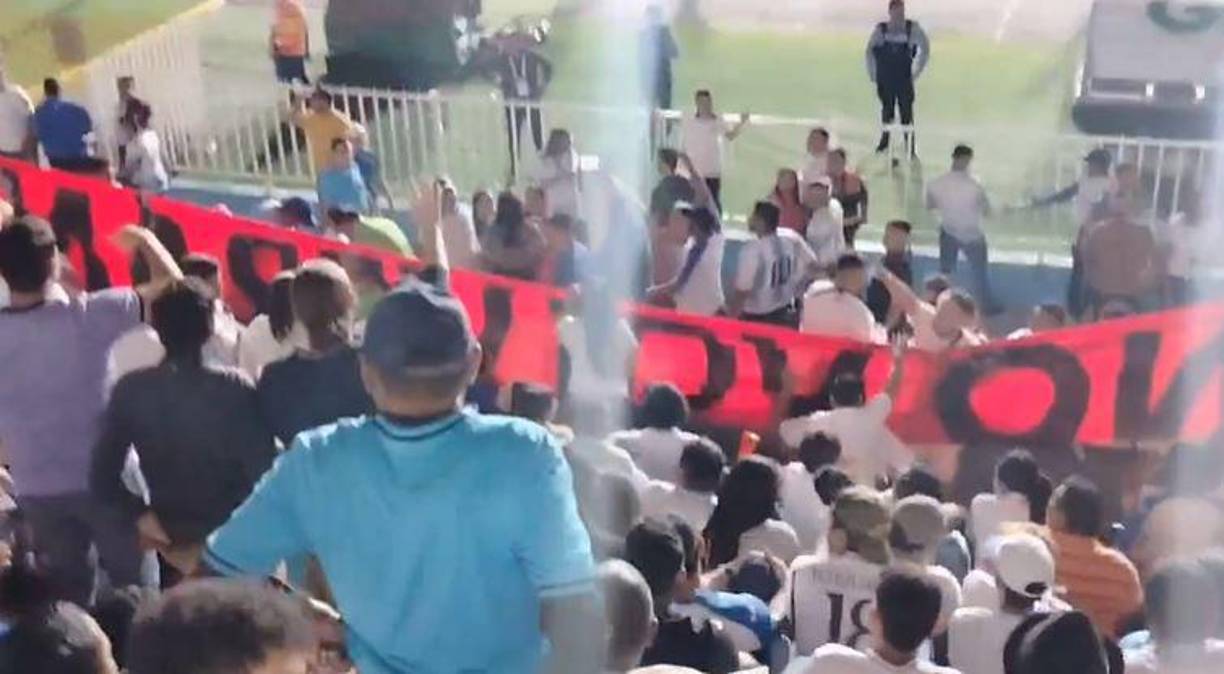 La respuesta no tardó en llegar, y simpatizantes de Libre desplegaron una manta roja con la leyenda “No volverán”. 