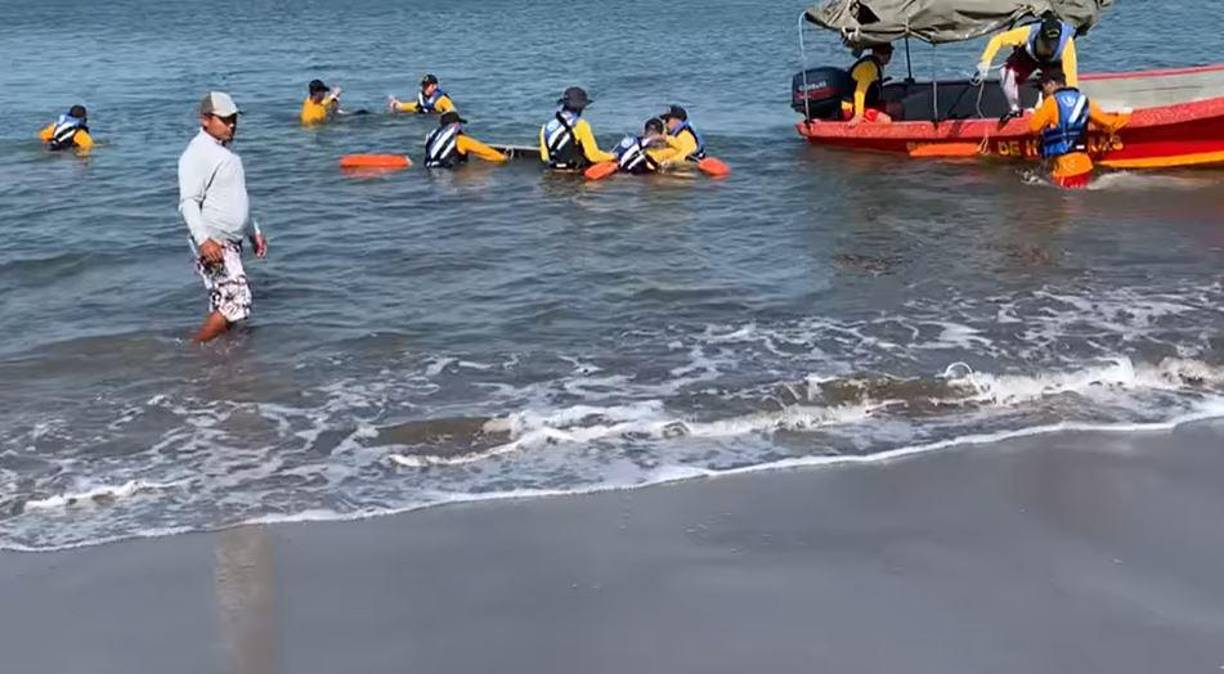 Luego de varias horas de búsqueda, elementos del Cuerpo de Bomberos localizaron su cadáver y lo sacaron del mar.