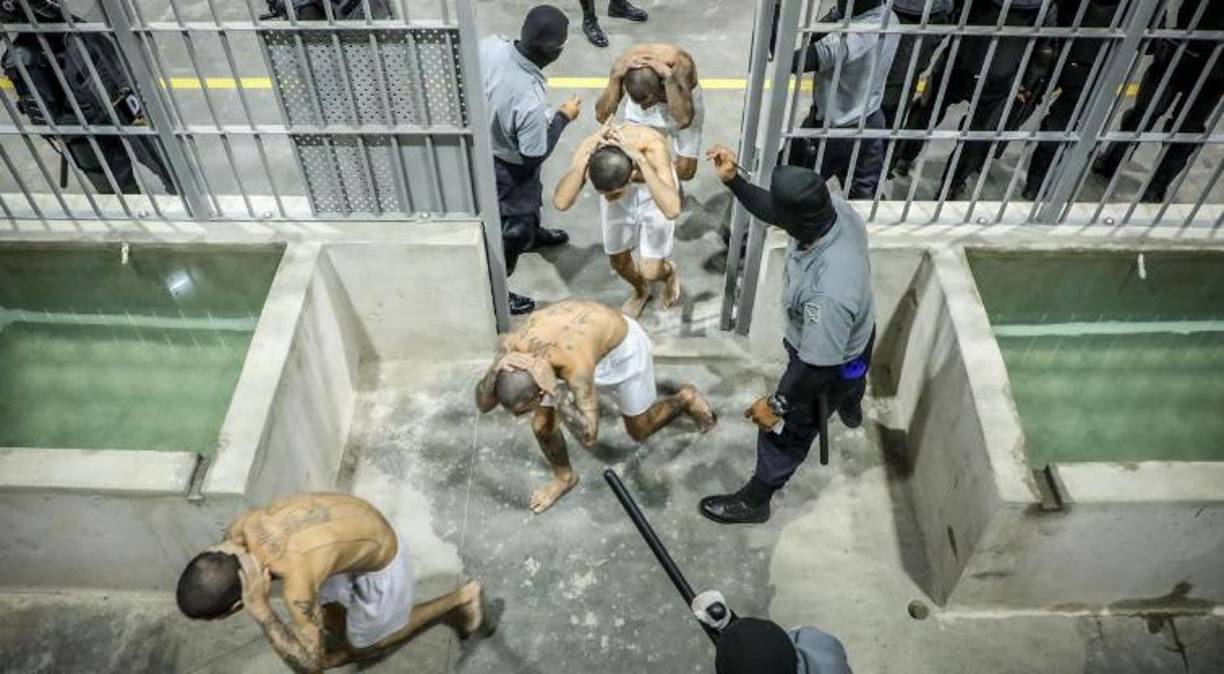 La celda además cuenta con dos pilas de agua en la entrada, estas son utilizada para el aseo personal, y dos inodoros.